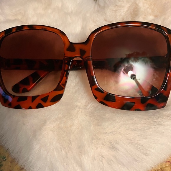 NWT ‼️HP‼️oversized tortoise framed sunglasses with  box and dust rag - Picture 5 of 6